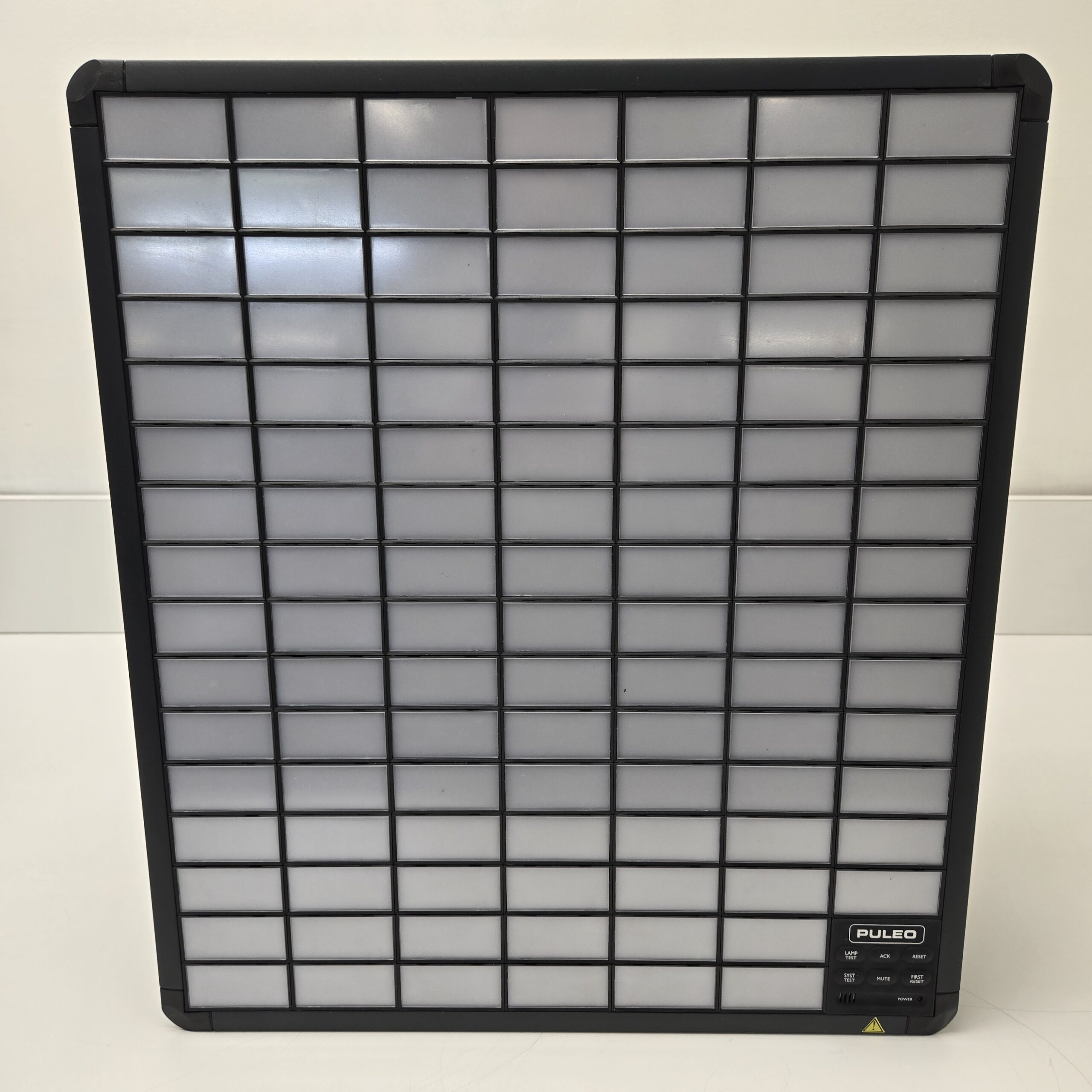 PE725 Alarm Annunciator with 110 Active Points, 125VDC Field Contacts, and Medium Windows